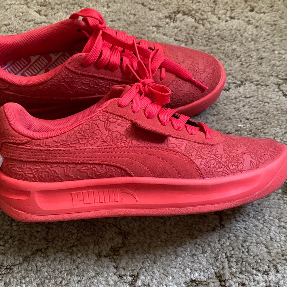 Puma’s!! Lightly worn, cute clean great condition add them to your shoe closet.